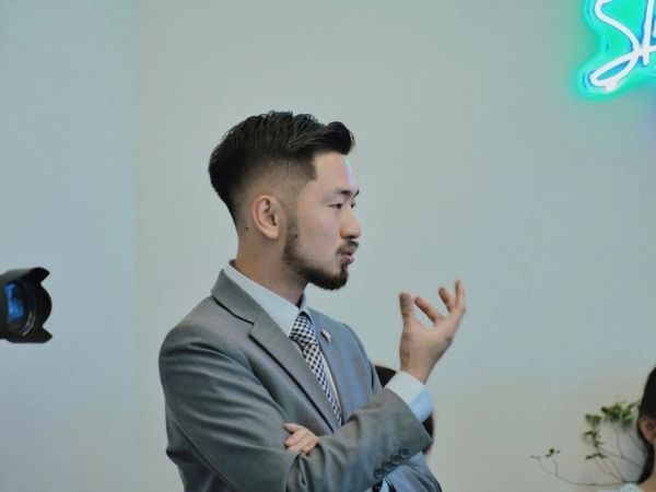 Richard King educating Customers Richard King